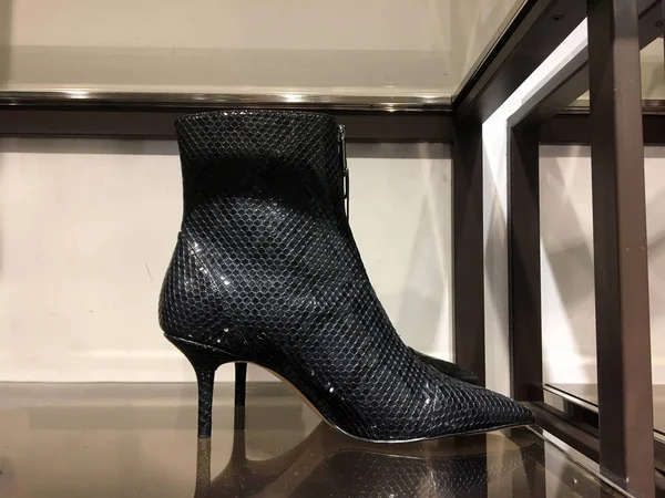 黑色的脚后跟靴架子上有动物的脚印 展示时髦的女鞋 大众市场商店 现代女鞋的销售 女子高跟鞋靴 — 图库照片