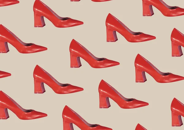 エレガントな夏のファッショナブルな赤のハイヒールの靴は茶色の背景に隔離された ブロックヒールの靴 靴のパターン デザインのための写真コラージュ スタイリッシュな女性の靴 — ストック写真