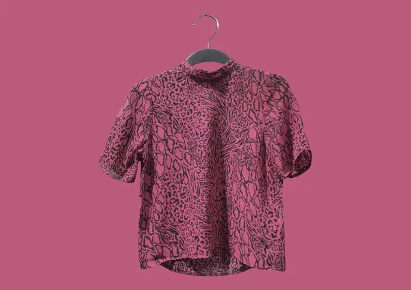 Elegante Camicetta Donna Chiffon Stampa Animalier Rosa Appendino Isolato Sfondo — Foto Stock