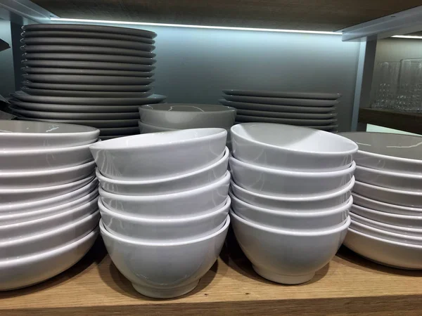 Різновиди Білого Посуду Магазині Концепція Вибору Посуду Продажів Акцій Глиняна — стокове фото