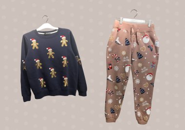 Yılbaşı desenli pijama pantolonu ve gri arka planda izole edilmiş mavi Noel kazağı kolajı. Noel kıyafetleri koleksiyonu. Tatil kıyafeti. Kıyafet kompozisyonu. Moda kıyafet kolajı