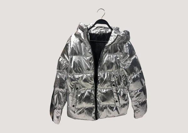 Metallische Puffer Daunenjacke Auf Einem Kleiderbügel Isoliert Auf Grauem Hintergrund — Stockfoto