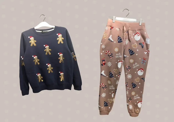 Yılbaşı desenli pijama pantolonu ve gri arka planda izole edilmiş mavi Noel kazağı kolajı. Noel kıyafetleri koleksiyonu. Tatil kıyafeti. Kıyafet kompozisyonu. Moda kıyafet kolajı