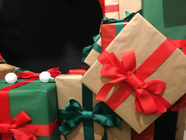 Рождественский Фон Подарочными Коробками Подготовка Праздникам Разные Рождественские Подарки Большими — стоковое фото