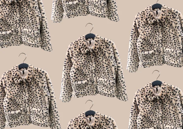 Faux Leopard Kabáty Kapsami Ramínku Izolované Hnědém Pozadí Složení Oblečení — Stock fotografie