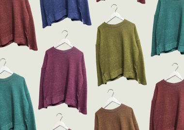 Bej arka planda izole edilmiş askılarda çok renkli örgü süveterler var. Kıyafet kompozisyonu. Banner konsepti. Moda kıyafet kolajı. Moda konsepti. Desen