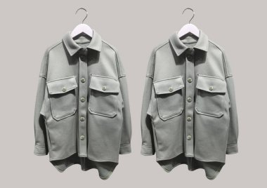 Gri arka planda büyük cepli yeşil sentetik yün tişörtler. Zarif ceket. Kıyafet kompozisyonu. Düz konum, üst görünüm, kopyalama alanı. Kış giysileri