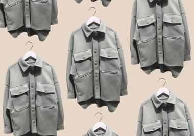 Kahverengi arka planda büyük cepli yeşil sentetik yün tişörtler. Zarif ceket. Kıyafet kompozisyonu. Düz konum, üst görünüm, kopyalama alanı. Kış giysileri