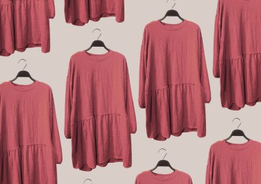 Kahverengi arka planda izole edilmiş bir askıda uzun kollu kırmızı, yumuşak elbiseler. Kıyafet kompozisyonu. Düz konum, üst görünüm, kopyalama alanı. Giysi deseni. 