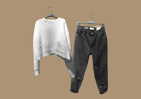Collage Jeans Neri Con Tasche Maglione Bianco Appendiabiti Isolati Sfondo — Foto Stock
