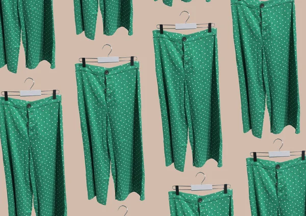 茶色の背景に隔離されたハンガーに緑の女性のクロップボタンアップポルカドットパンツのセット 服の構成 フラットレイアウト トップビュー ファッションコンセプトパターン — ストック写真