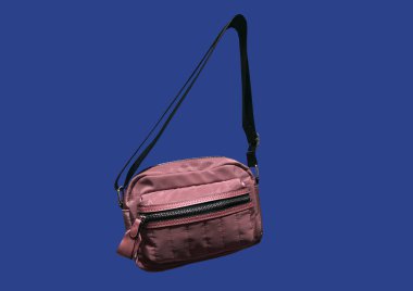 Mavi arka planda, cebi izole edilmiş pembe kemer çantası. Siyah kuşaklı bel çantası. Moda aksesuarları konsepti. Çapraz ceset torbası. Kıyafet kompozisyonu. Moda kıyafet kolajı