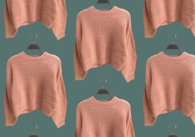 Mercan büyük örgü süveterler yeşil arka planda izole edilmiş askıda iz bırakıyor. Kıyafet kompozisyonu. Banner konsepti. Moda kıyafet kolajı. Moda konsepti. Desen