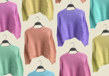 Bej arka planda izole edilmiş askıda çok renkli örgü süveterler var. Kıyafet kompozisyonu. Banner konsepti. Moda kıyafet kolajı. Moda konsepti. Desen