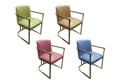 Beyaz arka planda izole edilmiş altın zeminli şık renkli deri koltuklar. Döşeme tasarımcısı koltuğu. Modern tasarımda sandalyeler. Rahat mobilyalar. Fotoğraf kolajı