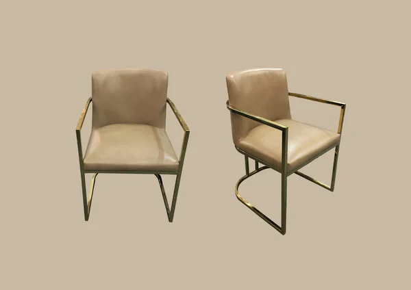 Stylowe Beżowe Skórzane Krzesła Złotą Podstawą Brązowym Tle Fotel Projektanta — Zdjęcie stockowe
