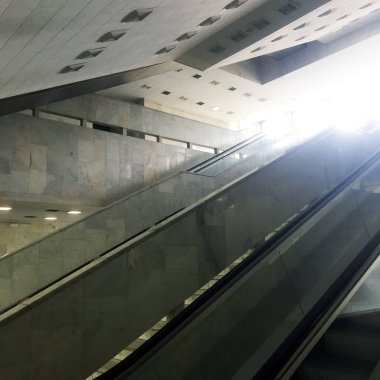 Ofis binasında yürüyen merdivenler. Boş yürüyen merdiven. Alışveriş merkezinde modern yürüyen merdiven, mağaza yürüyen merdivenleri. Modern mimarinin soyut bir parçası