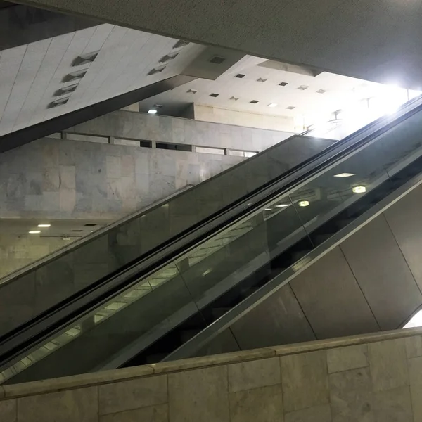 Ofis binasında yürüyen merdivenler. Boş yürüyen merdiven. Alışveriş merkezinde modern yürüyen merdiven, mağaza yürüyen merdivenleri. Modern mimarinin soyut bir parçası
