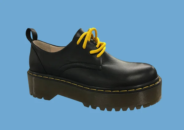 Черные Кожаные Туфли Синем Фоне Классическая Обувь Высокой Черной Тракторной — стоковое фото