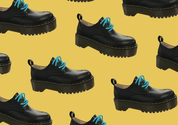 Zwarte Lederen Platform Schoenen Geïsoleerd Gele Achtergrond Klassieke Schoenen Een — Stockfoto