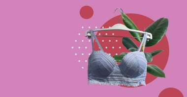 Soyut renklerde izole edilmiş taze bitkilerin olduğu askıda bej dantel sütyen. Cinsellik ve baştan çıkarıcı iç çamaşırı. Kolaj afişi tasarımı. Uzayı kopyala Güzellik ve moda konsepti