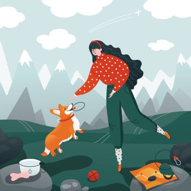 Hayvan gezisi. Doğada komik Corgi ile oynayan bir kadın. Dağ manzarası. Yolculuk için köpek aksesuarları. Dışarıda sevimli karakterler var..