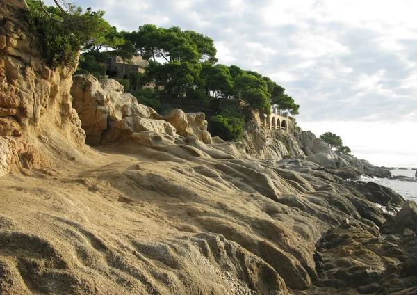 Dom Klifie Wybrzeżu Costa Brava Hiszpanii Słoneczny Dzień — Zdjęcie stockowe