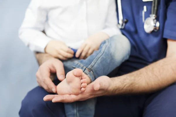 Çocuk doktoru çocuğun ayaklarını muayene eder, cilt doktoru topukları, ayak ve topuk masajını tedavi eder. Çocukların muayene ve tedavi anlayışı