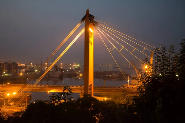 Большой мост и ночные огни — стоковое фото