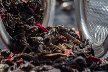 Çay fıskiyesine yakın plan koyu arkaplanda bir çaydanlıkta