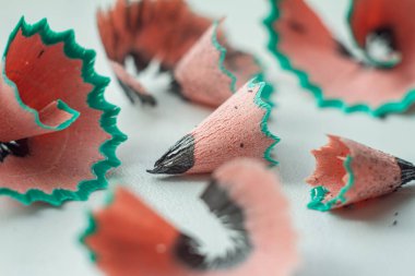 Beyaz arka planda bir kalemden bir sürü talaş.