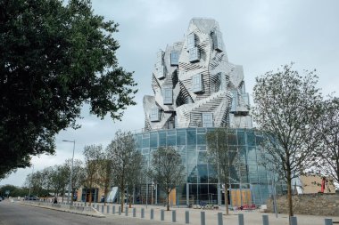 Mimar Frank Gehry tarafından Luma Arles kültür merkezi için tasarlanan yansıtıcı alüminyum panellerde bükülmüş kule.