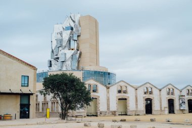 Mimar Frank Gehry tarafından Luma Arles kültür merkezi için tasarlanan yansıtıcı alüminyum panellerde bükülmüş kule.