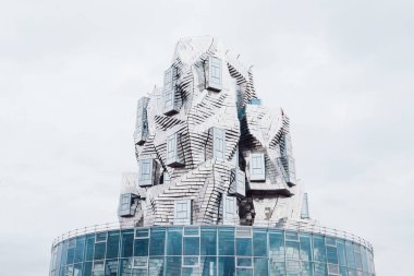 Mimar Frank Gehry tarafından Luma Arles kültür merkezi için tasarlanan bükülmüş kule. Arles, Fransa, Eylül 2019.