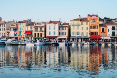 Fransa 'nın Cassis limanındaki renkli binalar ve tekneler.