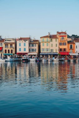 Fransa 'nın Cassis limanındaki renkli binalar ve tekneler.