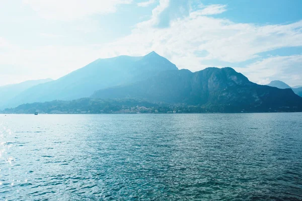 Como Gölü veya Lago di Como ile güzel dağ manzarası.