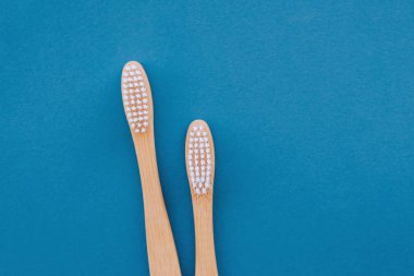 Mavi arka planda ahşap bambu saplı doğal çevre dostu diş fırçaları..