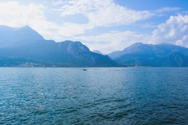 Como Gölü veya Lago di Como 'nun yazın güzel manzarası..