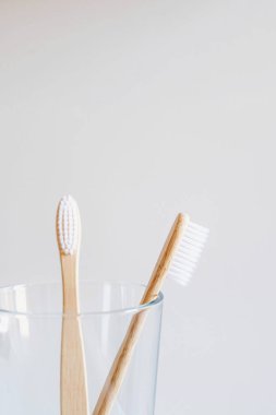 Beyaz arka planda cam saplı ahşap bambu saplı doğal çevre dostu diş fırçaları..