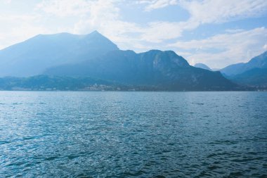 Como Gölü veya Lago di Como 'nun yazın güzel manzarası..