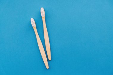 Mavi arka planda ahşap bambu saplı doğal çevre dostu diş fırçaları..