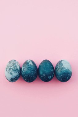 Pastel pembe arka planda doğal mavi renkli yumurtalar..