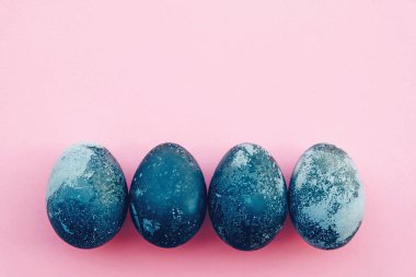 Pastel pembe arka planda doğal mavi renkli yumurtalar..