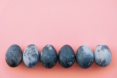 Pastel pembe arka planda doğal mavi renkli yumurtalar..