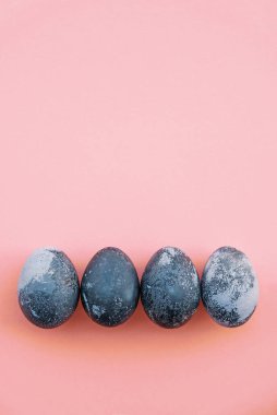 Pastel pembe arka planda doğal mavi renkli yumurtalar..