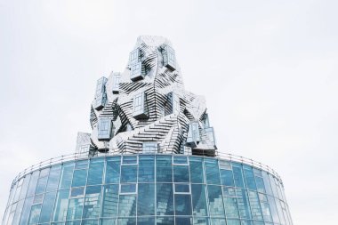 Mimar Frank Gehry tarafından Luma Arles kültür merkezi için tasarlanan yansıtıcı alüminyum panellerde bükülmüş kule. Çağdaş mimari.