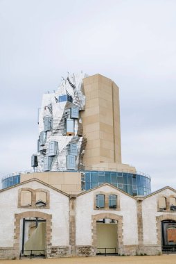 Mimar Frank Gehry tarafından Luma Arles kültür merkezi için tasarlanan yansıtıcı alüminyum panellerde bükülmüş kule. Çağdaş mimari.