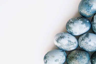 Beyaz arka planda doğal mavi ve yeşil renkli yumurtalar, üst manzara. Düz yatıyordu. Mutlu Paskalyalar. Boşluğu kopyala.