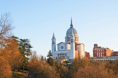 İtalyan bölgesi Piedmont 'taki Castelnuovo d' Asti 'de Don Bosco Bazilikası.